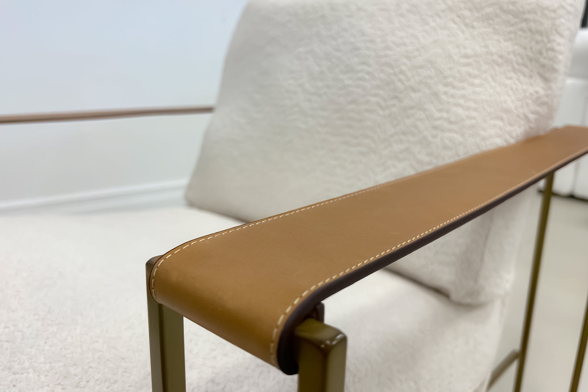 EM1089 CREAM FABRIC WRAP GOLD METAL FRAME ACCENT CHAIR